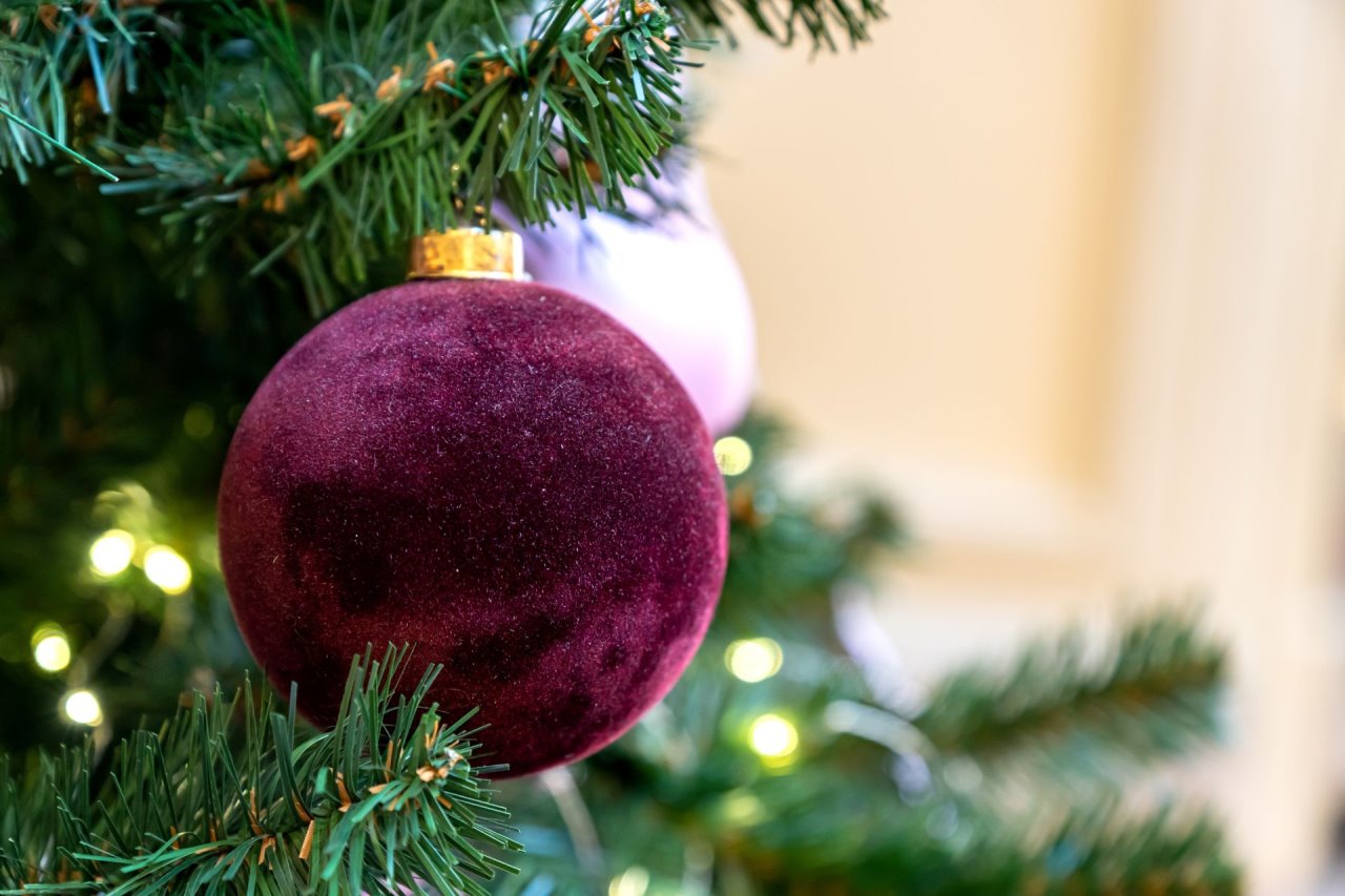 Napravite sami brzo i lako baršunasti ukrasi za jelku.