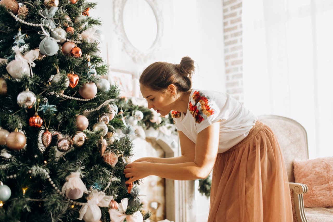 Žena kiti novogodišnju jelku