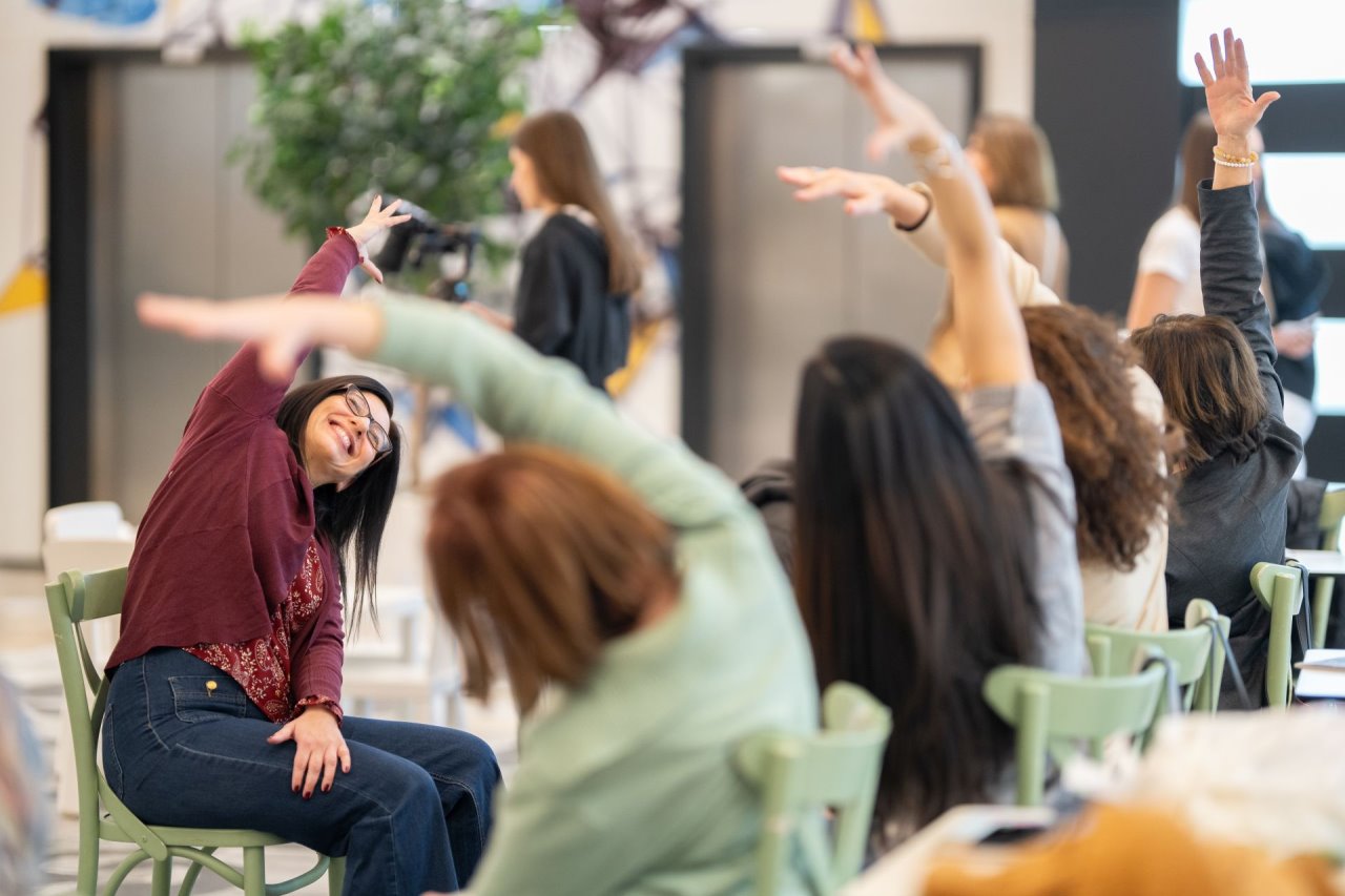 SENSA Piazzetta BIG 2023 Joga na stolicama.