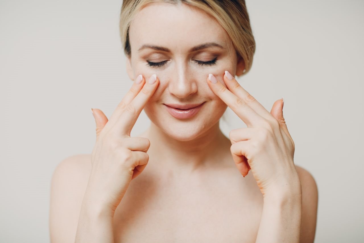 5 AKUPRESURNIH TAČAKA ZA BLISTAVU KOŽU LICA Svaki dan ih pritiskajte i dobićete ujednačen čist ten na prirodan način