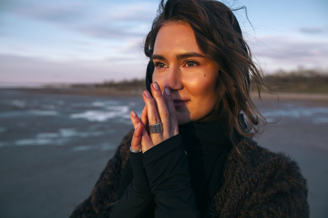 Devoja na obali mora