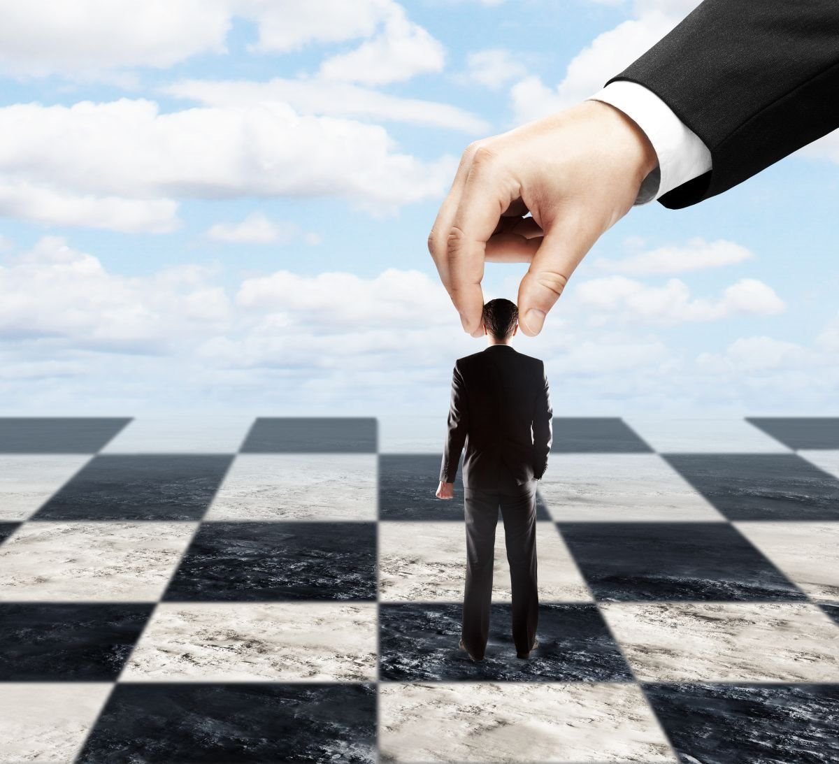 Manipulator koristi ljude kao šahovske figure