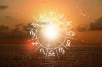 Zodijački krug i zalazak sunca na pučini za vikend horoskop od 4. do 6. jula 2025.