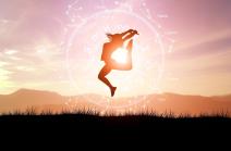 Devojka skače od sreće