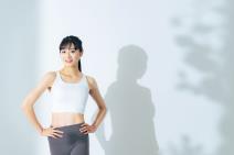 Japanka izvajanog stomaka i struka