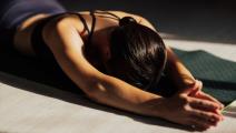 Žena leži na stomaku