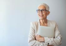 Žena sede kose i piksi frizure