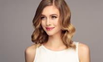 Devojka sa talasima i razdeljkom u kosi