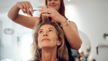 Žena kod frizera na šišasnju