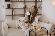 Žema u pidžami pije kafu