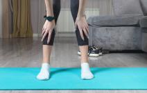 Devojka vežba na strunjači