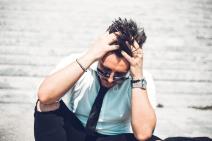 Muškarac se drži za glavu