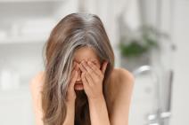 Žena je tužna zbog sede kose