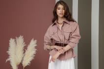 Žena nosi košulju i pojas