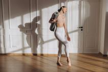 Žena se sprema da vežba