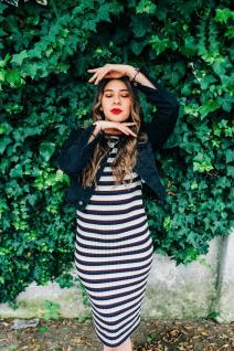 Devojka u haljini na pruge