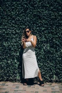 Devojka u haljini na pruge