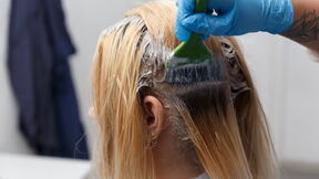 Karamel ombre frizura podmlađuje žene 50+