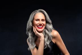Žena sede kose