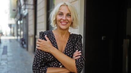 Haljina čini da žena 50+ izgleda mršavije