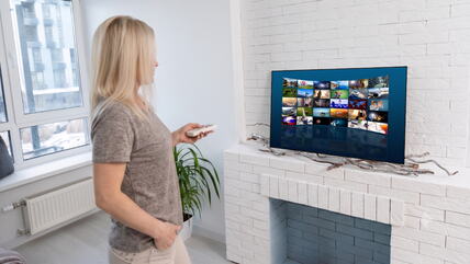 Šta znači ako vam je stalno u pozadini uključen TV ili podkast