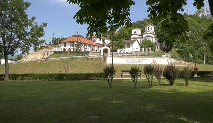 2026_09_07_11_37_19_VRANJSKA_BANJA_gde_se_vide_samo_dve_boje_ZELENA_brda_i_PLAVO_nebo_TURE_KROZ_A.jpg