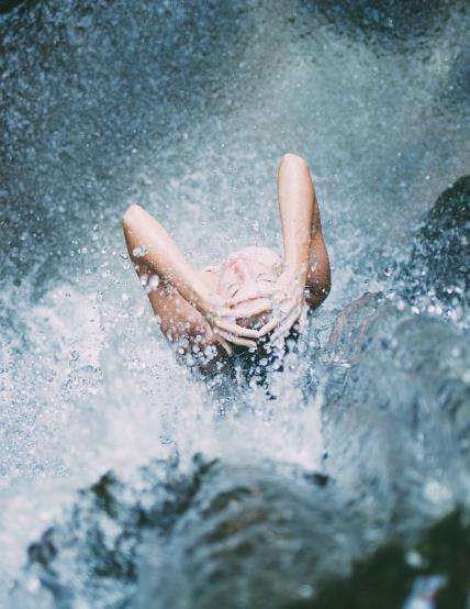 Kako da vodom sperete negativnost i očistite auru: probajte čudesnu meditaciju pod tušem