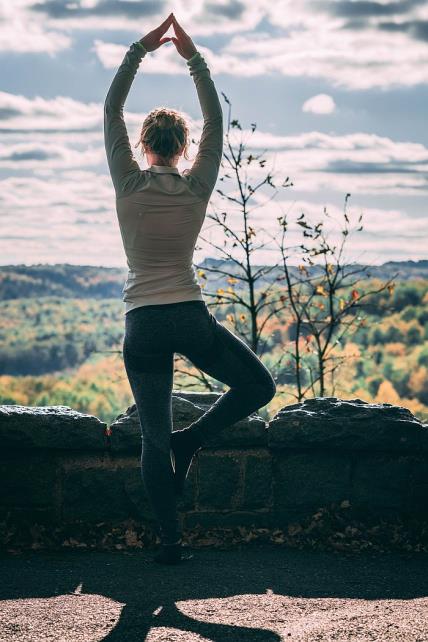 5 joga asana za mršavljenje, zdravlje i dobro raspoloženje: kako restorativna joga regeneriše telo