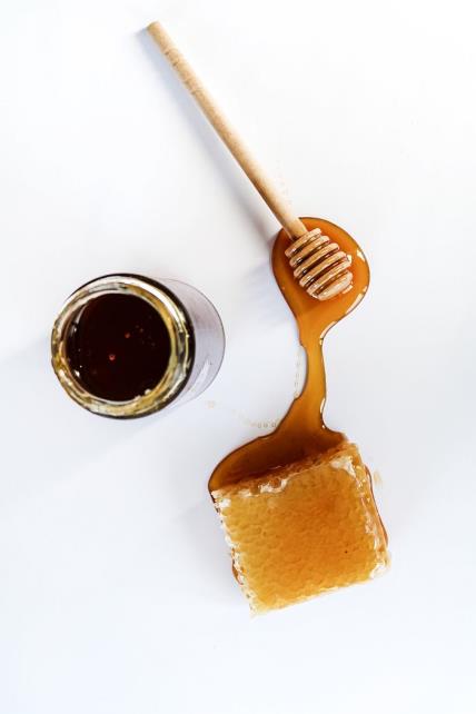Šta se dešava u telu ako pojedete kašičicu meda pre spavanja: prirodni lek koji obnavlja zdravlje