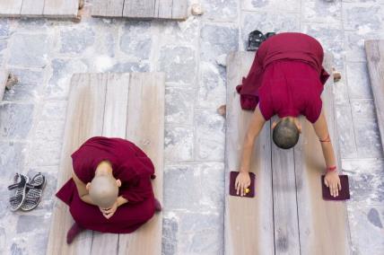 Tibetanski monasi rade gimnastiku.