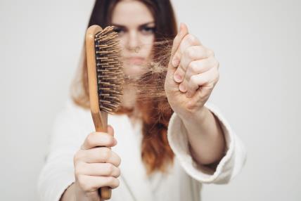 Zašto se javlja i kako sprečiti opadanje kose tokom leta