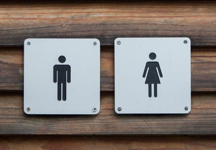 Šta predstavlja ženski znak na vratima toaleta.