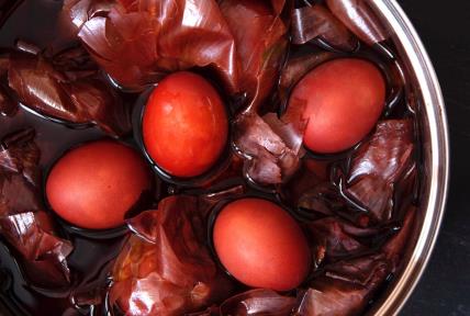 Na prirodan način obojite jaja za Uskrs u crveno.