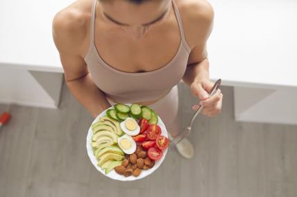 3 saveta nutricioniste za ishranu posle 40. godine - smanjite napade gladi i salo oko stomaka.