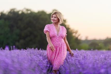 haljina za zene preko 50 godina u boji lavande