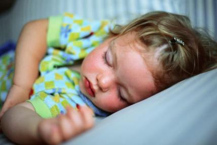 Zdravo detinjstvo: kada i kako naučiti dete da spava u svom krevetu