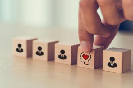 Kockice sa likom čoveka i glavom sa srcem umesto mozga