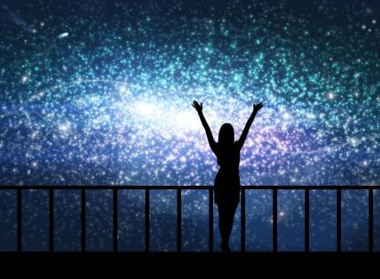 Žena gleda spektakl na nebu