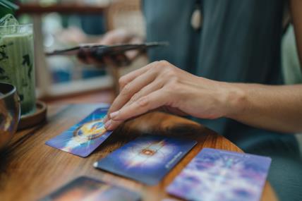 Žena otvara tarot karte
