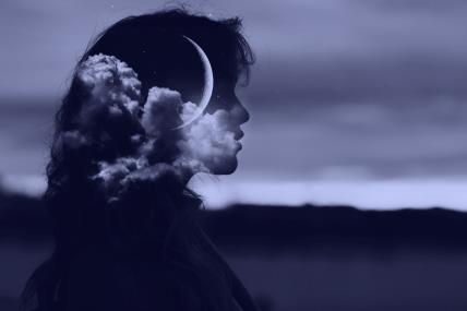 Devojka s mladim Mesecom