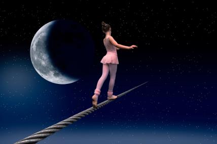 Devojka hoda po žici