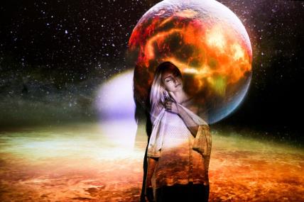 Devojka oseća puls kosmosa