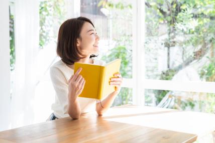 Japanska vežba s knjigom poravlja držanje i zateže stomak