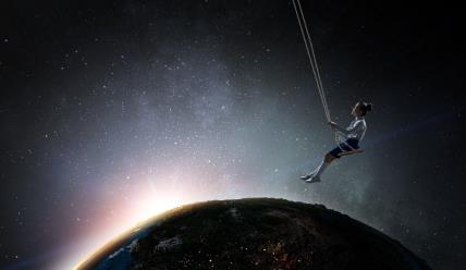 Devojka se ljulja iznad Zemlje
