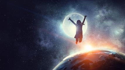 Devojka skače od sreće ka Mesecu