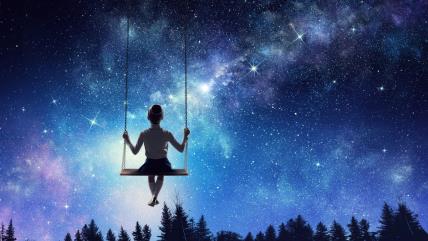 Devojka se ljuja iznad Zemlje