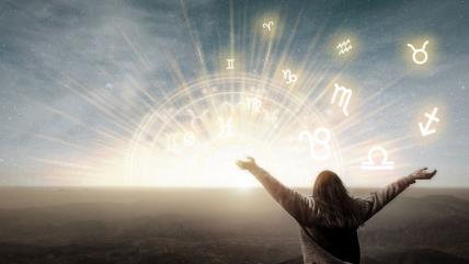 Devojka i zodijački krug na nebu