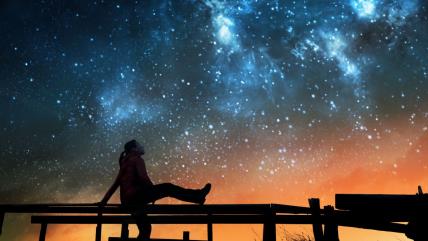 Žena gleda zvezde