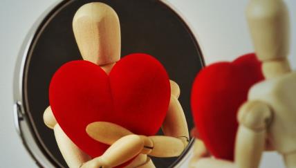 Drvena lutka drži srce