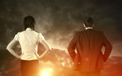 Žena i muškarac okrenuti leđim, gledaju u nebo